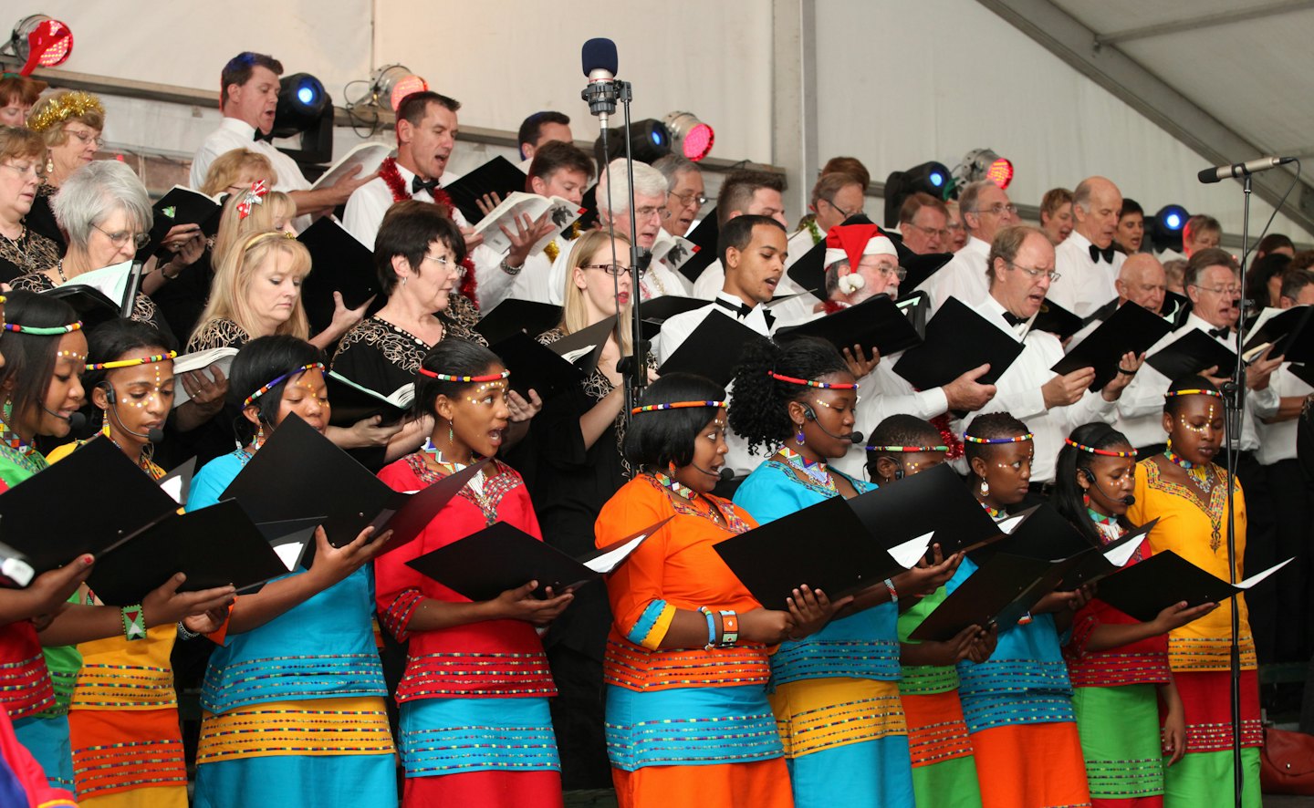 Een divers koor zingt samen tijdens een feestelijk kerstconcert.
