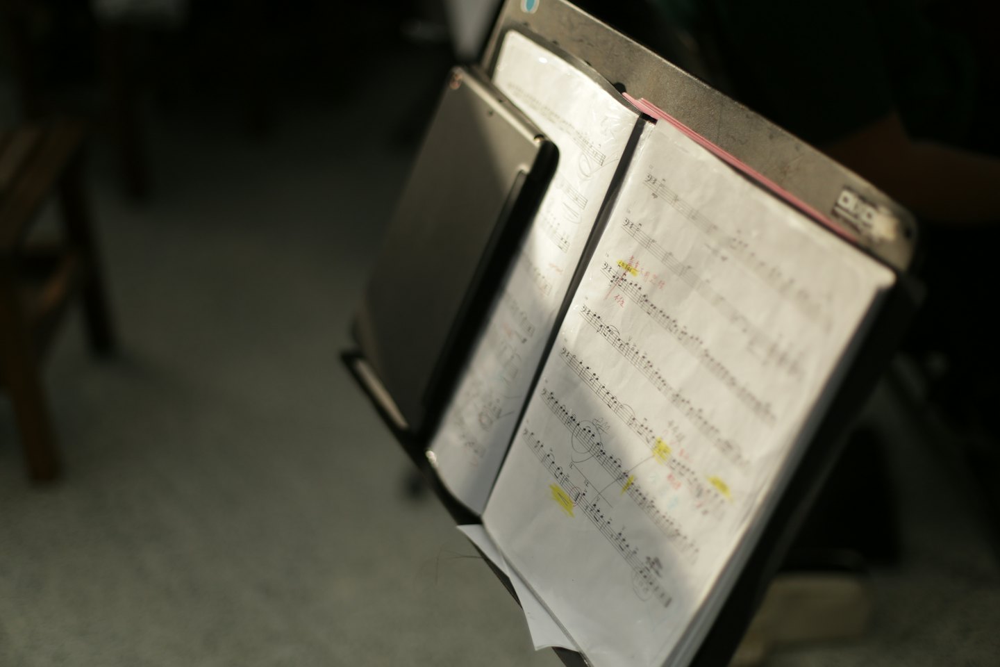 Bladmuziek met handgeschreven notities staat op een lessenaar.